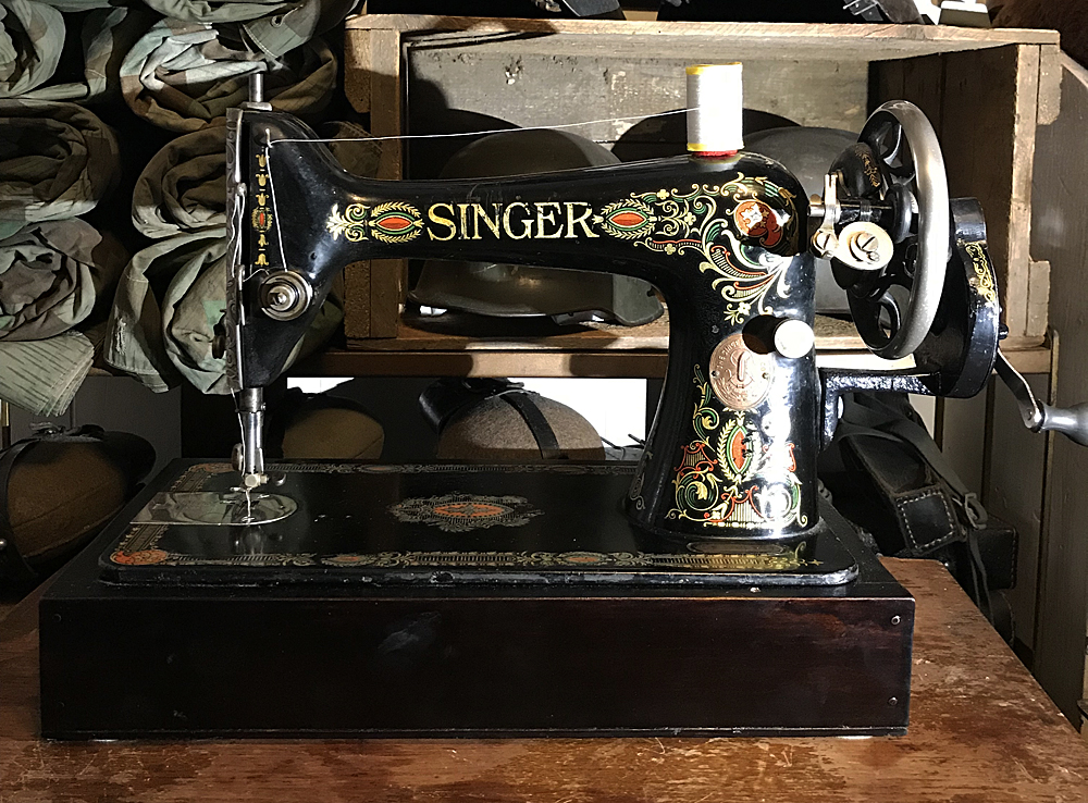 And 15C Hand Crank SINGER Sewing Machine Model 66 99 